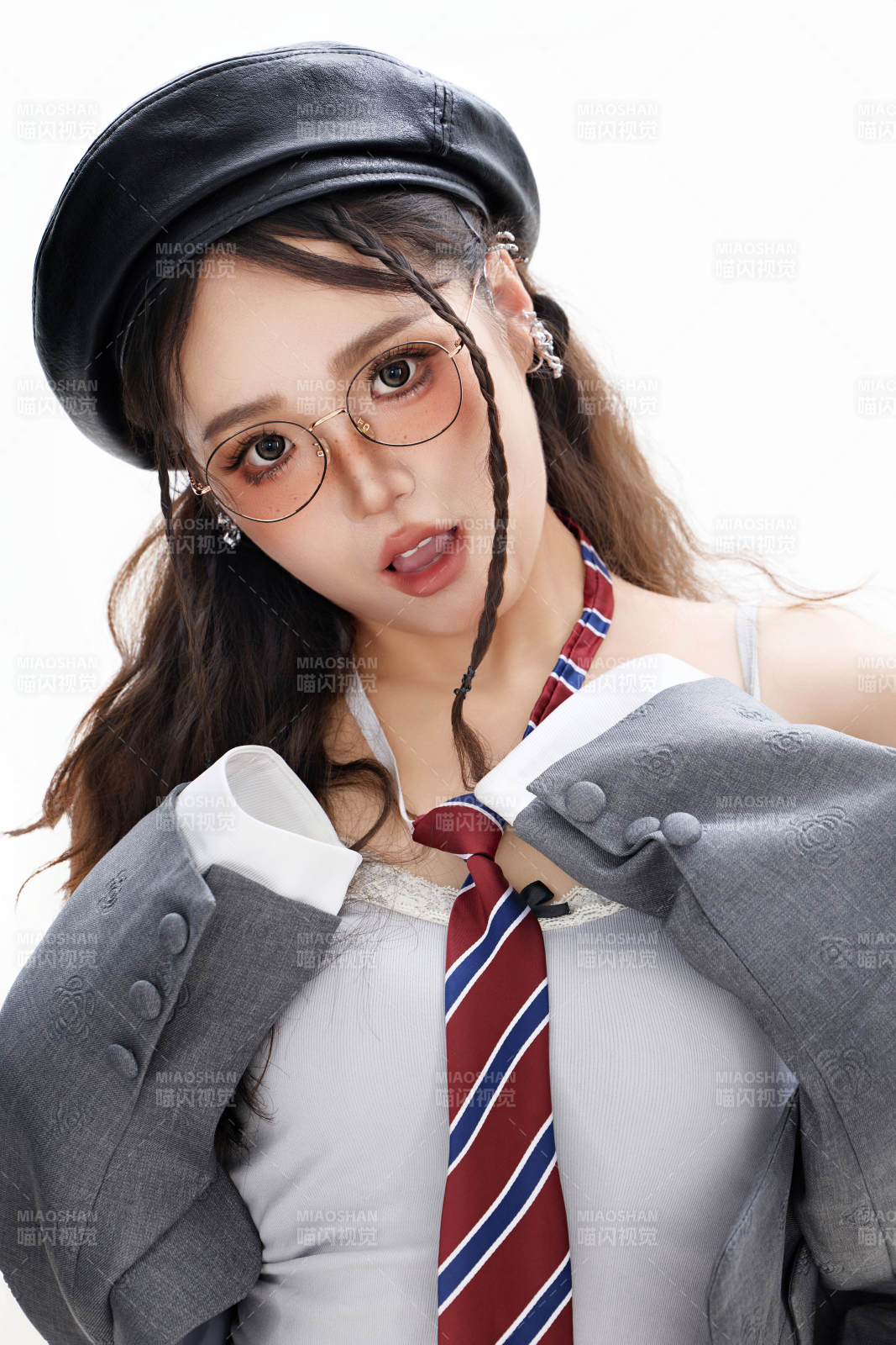 影棚拍攝身穿制服裝扮時(shí)尚的亞洲美女