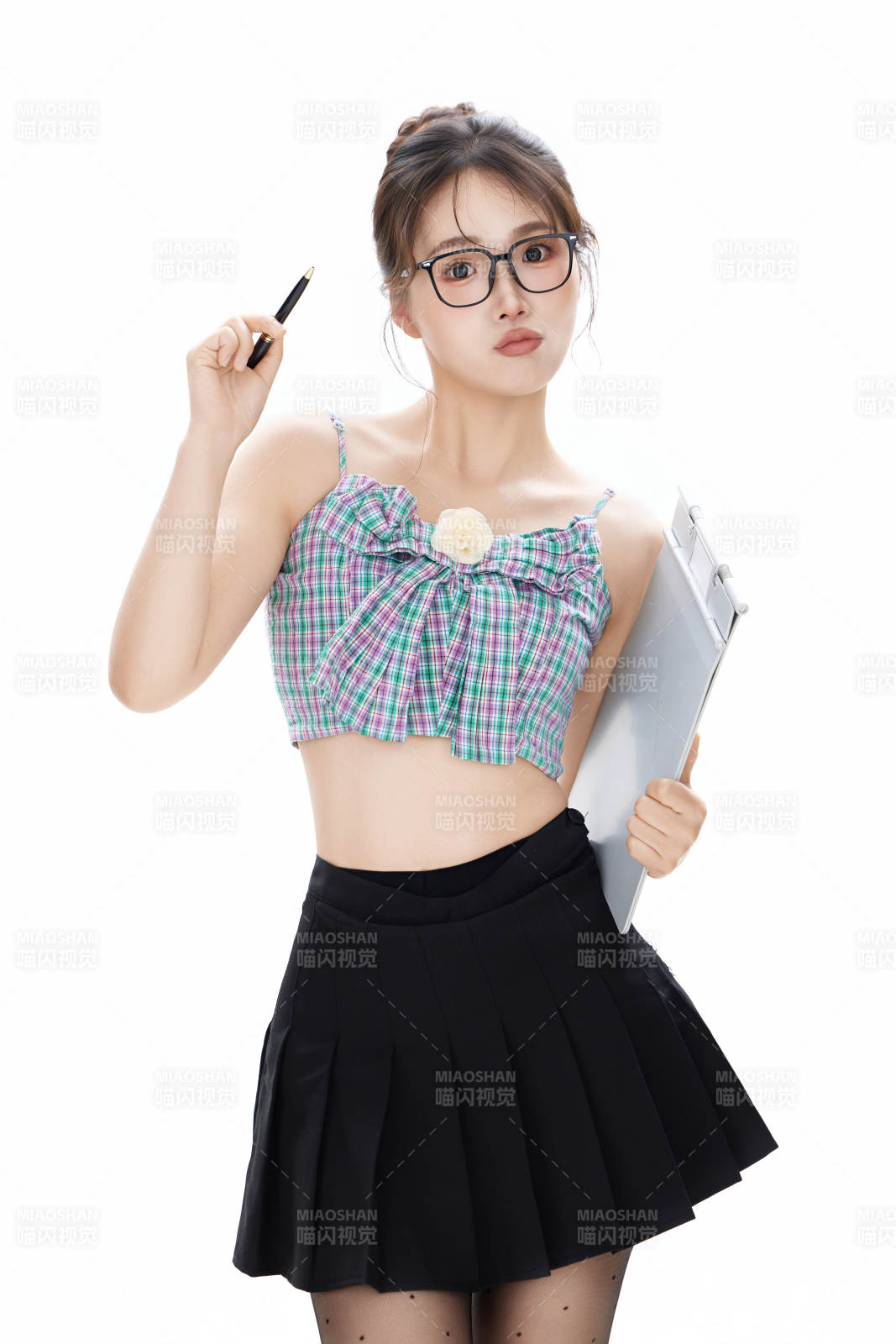 白色背景下青春活力的職業女性形象