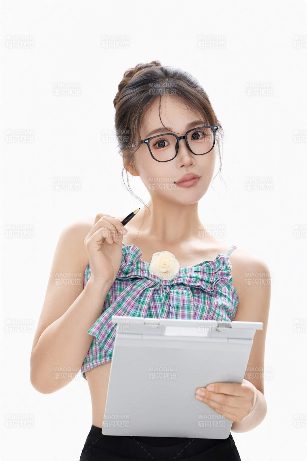 白色背景下青春活力的職業(yè)女性形象