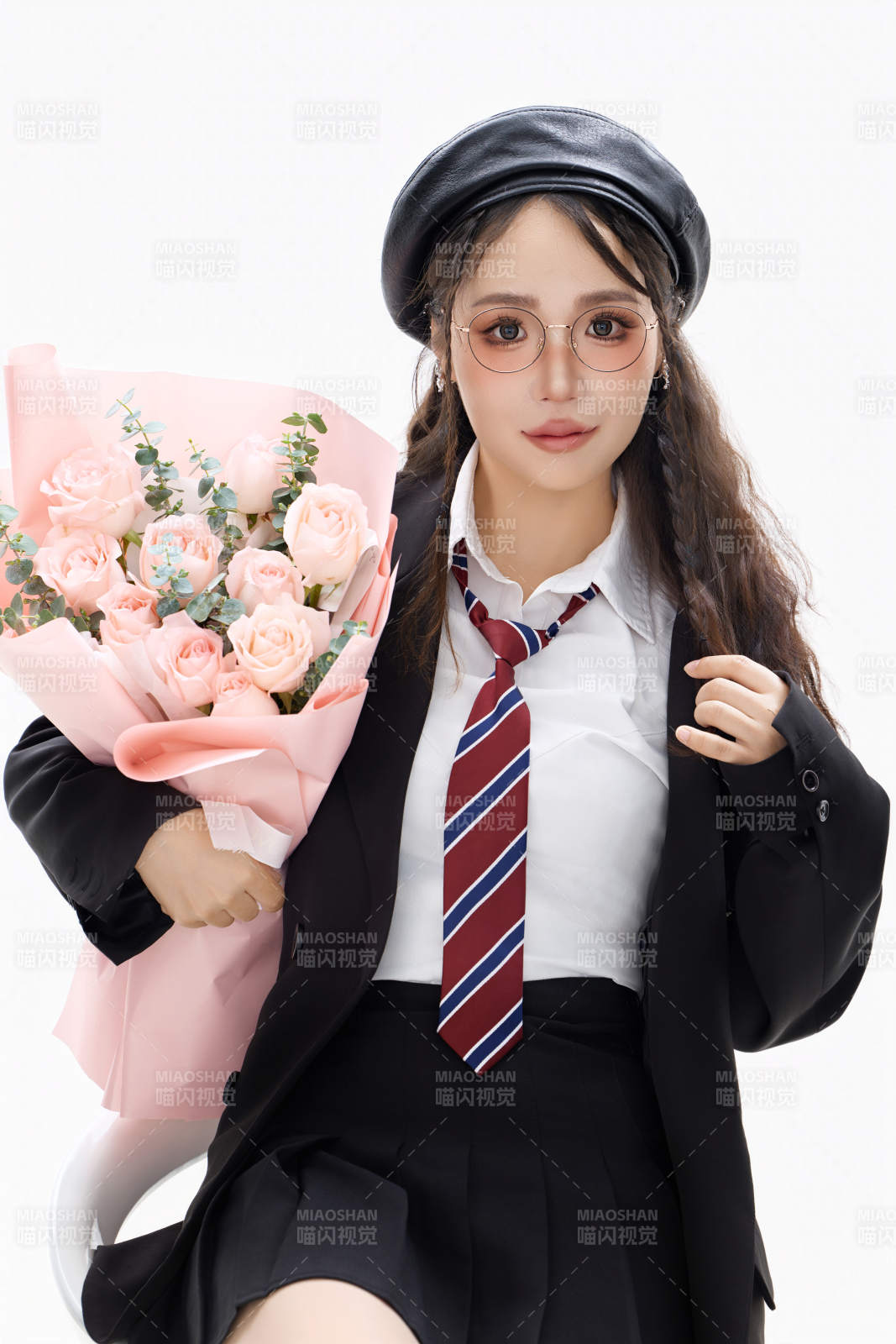 手抱鮮花身穿制服裝扮時(shí)尚的亞洲美女