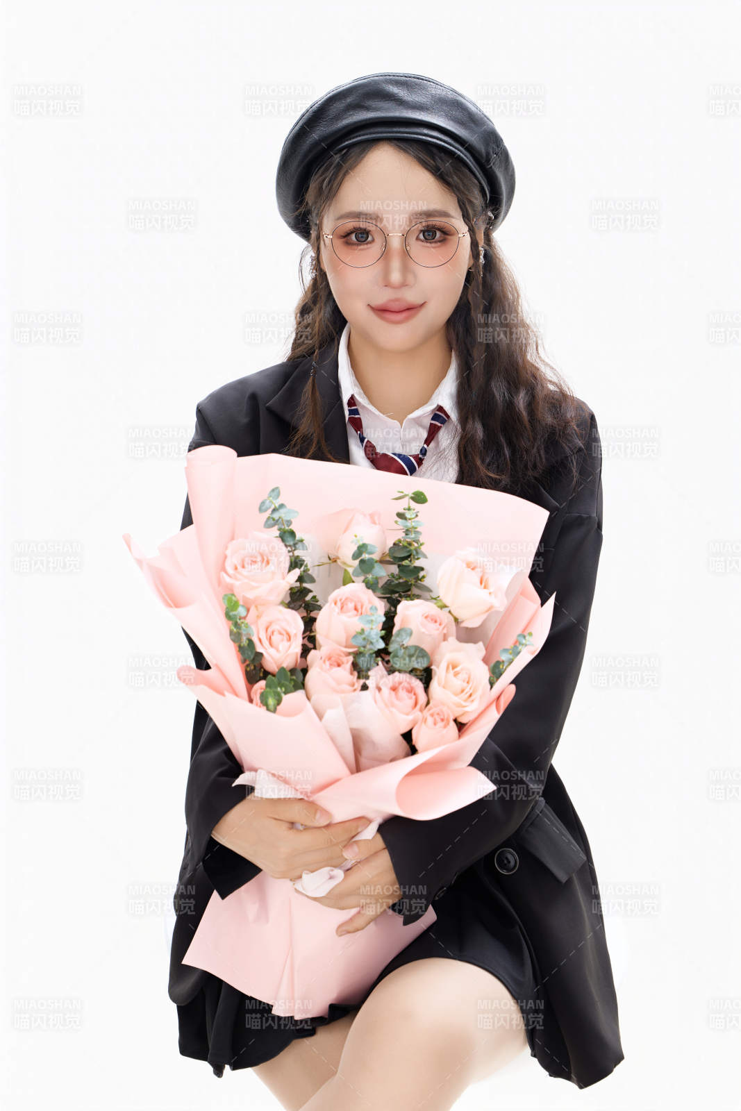 手抱鮮花身穿制服裝扮時尚的亞洲美女