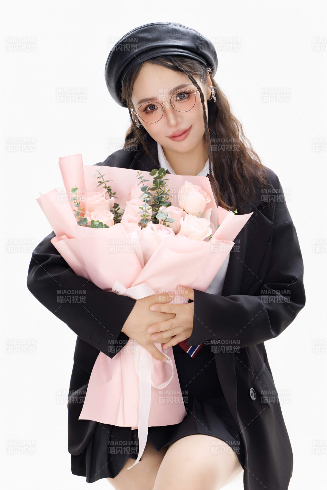 手抱鲜花身穿制服装扮时尚的亚洲美女