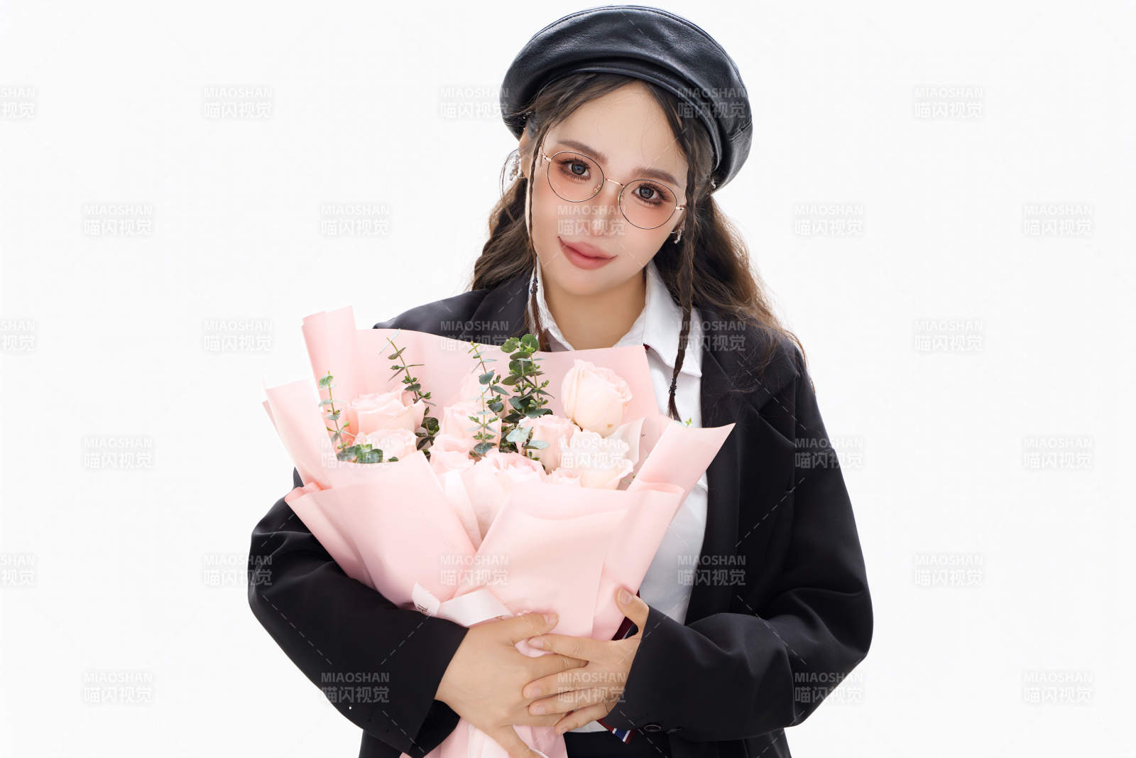 手抱鮮花身穿制服裝扮時尚的亞洲美女