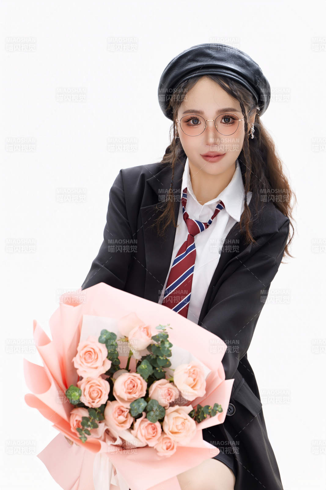 手抱鮮花身穿制服裝扮時尚的亞洲美女