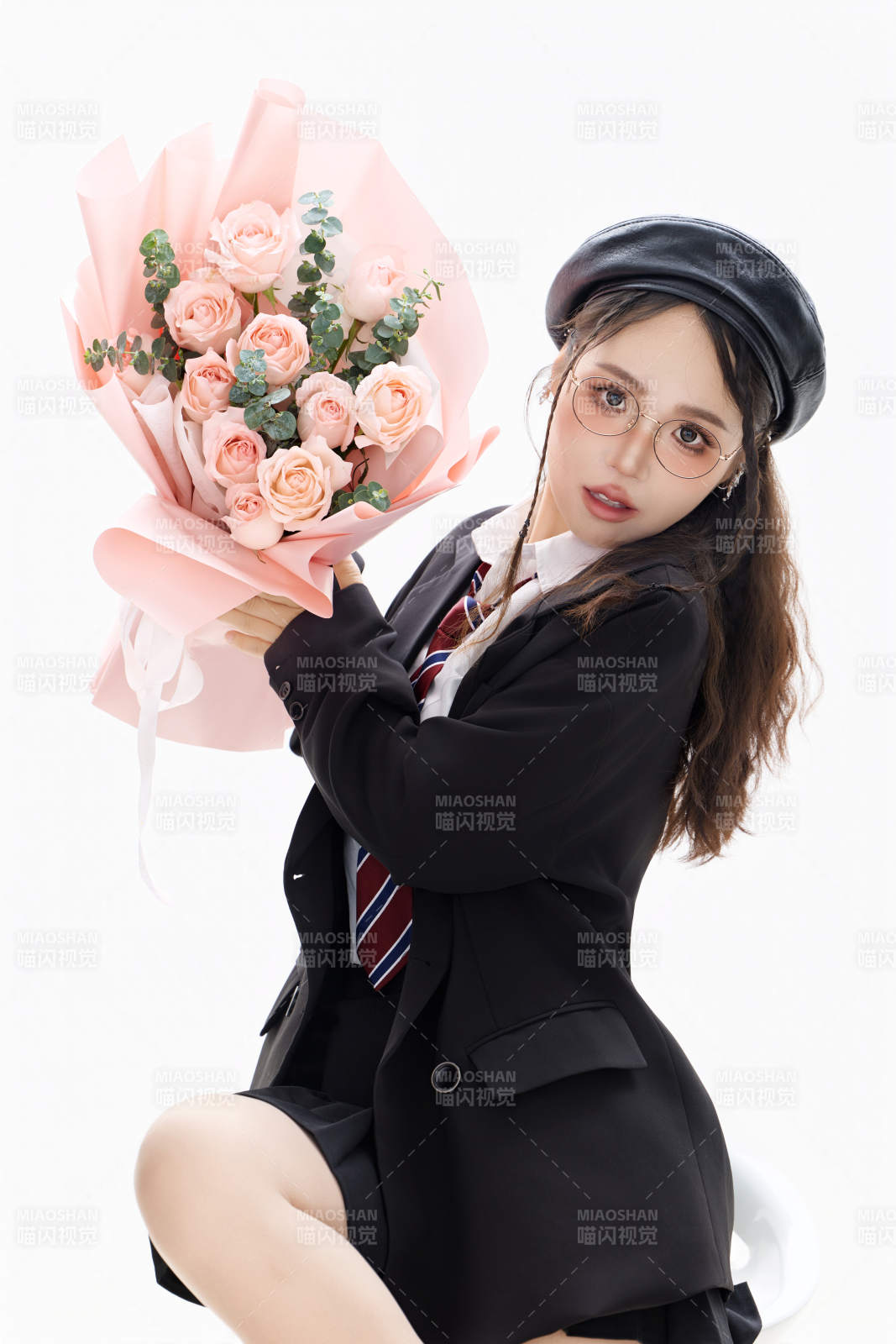 手抱鮮花身穿制服裝扮時尚的亞洲美女