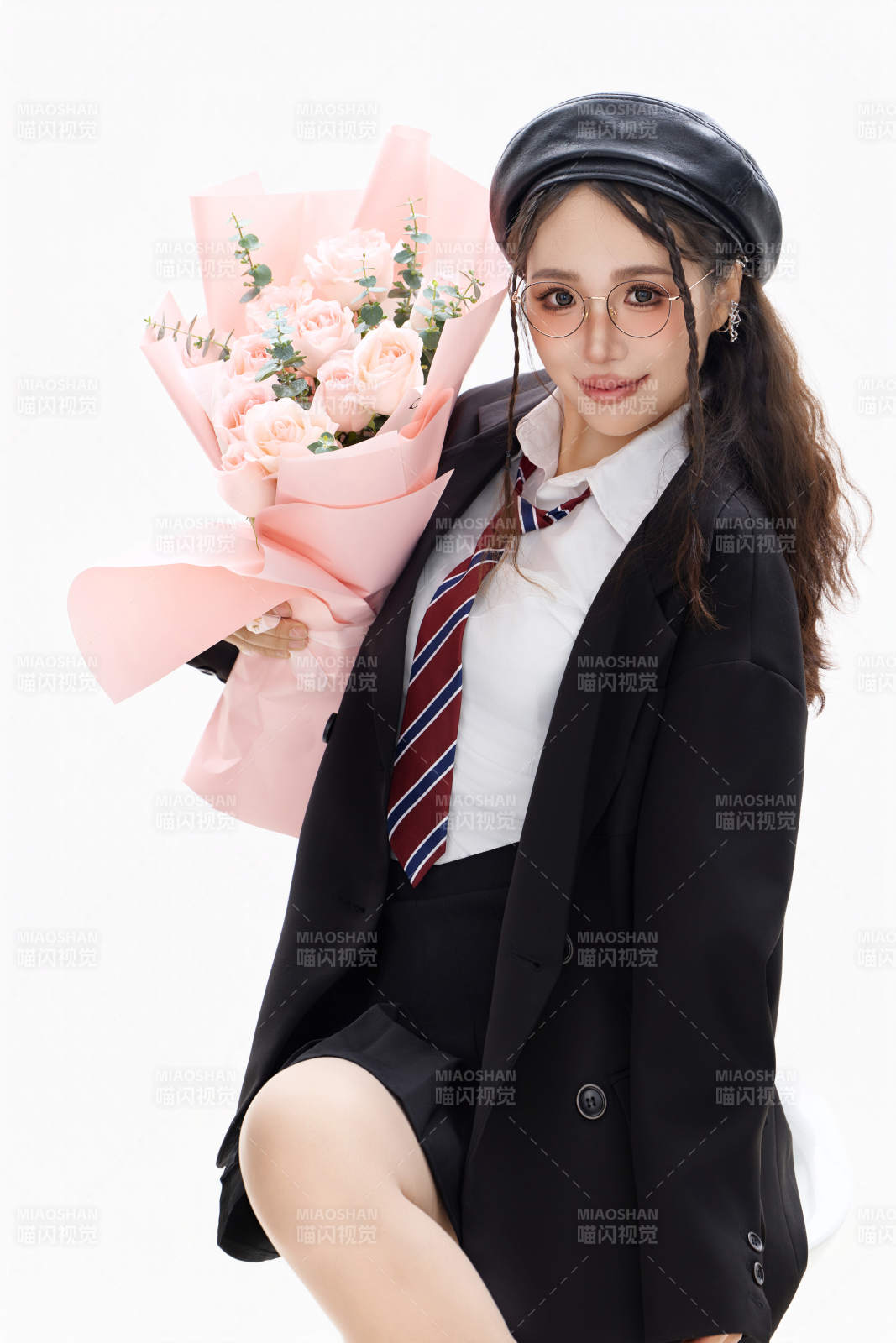 手抱鮮花身穿制服裝扮時尚的亞洲美女