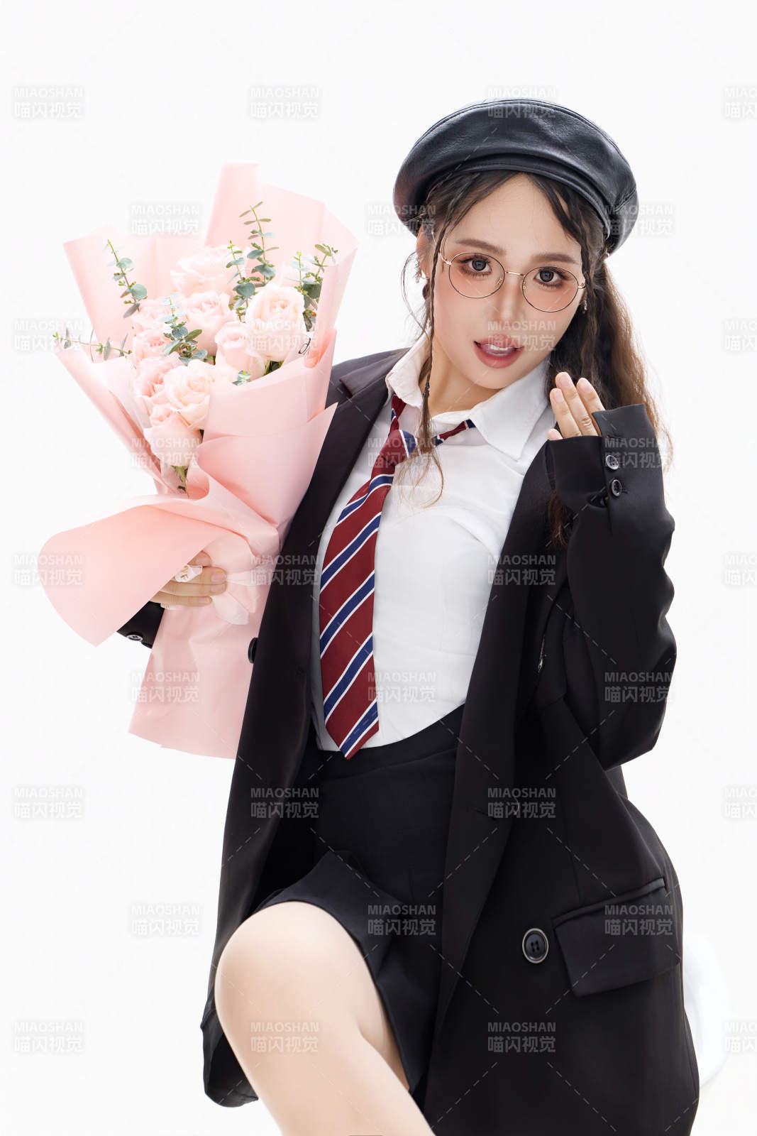 手抱鮮花身穿制服裝扮時尚的亞洲美女