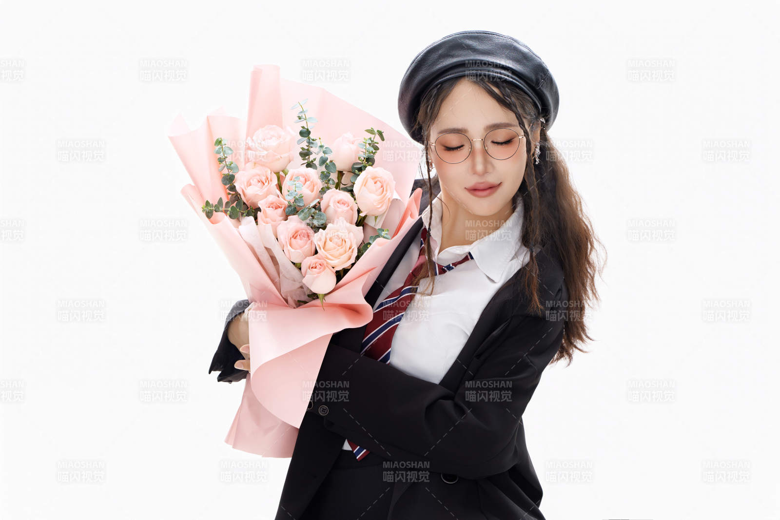 手抱鮮花身穿制服裝扮時尚的亞洲美女