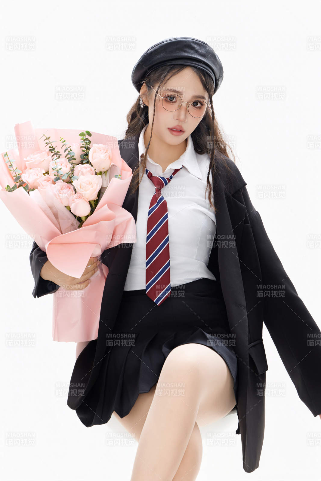 手抱鮮花身穿制服裝扮時尚的亞洲美女