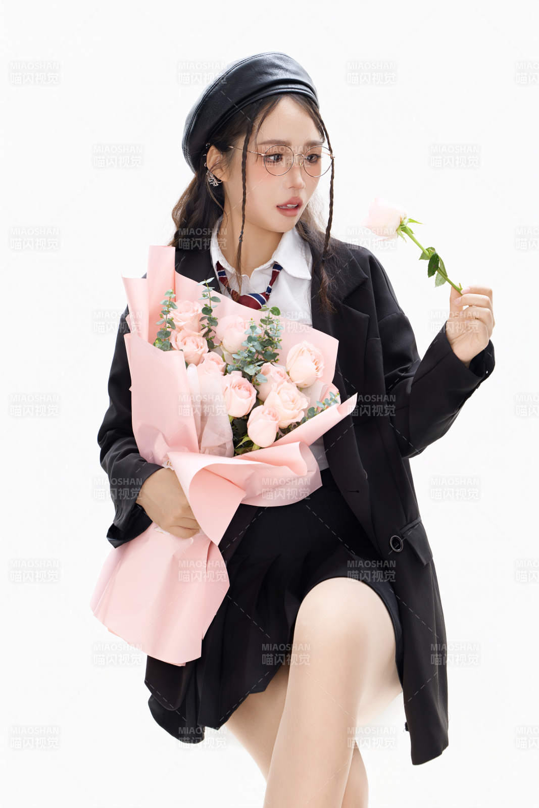 手抱鮮花身穿制服裝扮時尚的亞洲美女