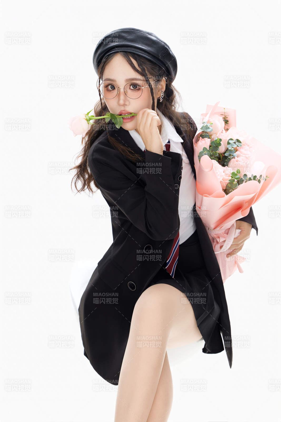 手抱鮮花身穿制服裝扮時尚的亞洲美女