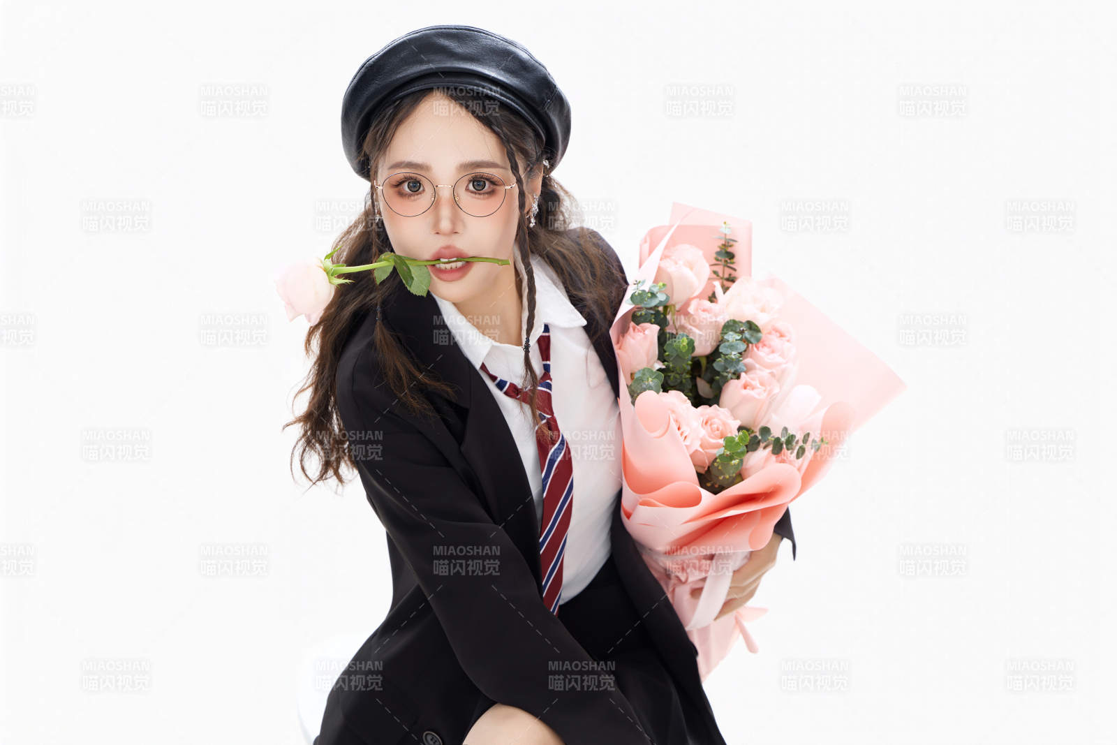 手抱鮮花身穿制服裝扮時尚的亞洲美女