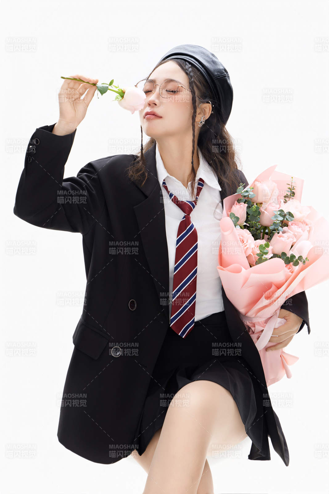 手抱鮮花身穿制服裝扮時尚的亞洲美女