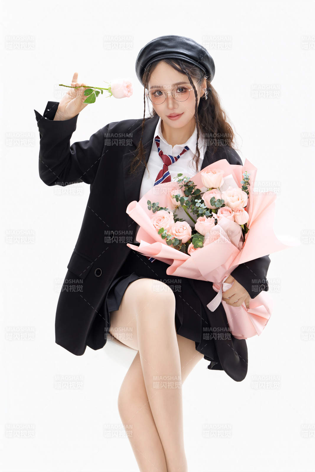 手抱鮮花身穿制服裝扮時尚的亞洲美女