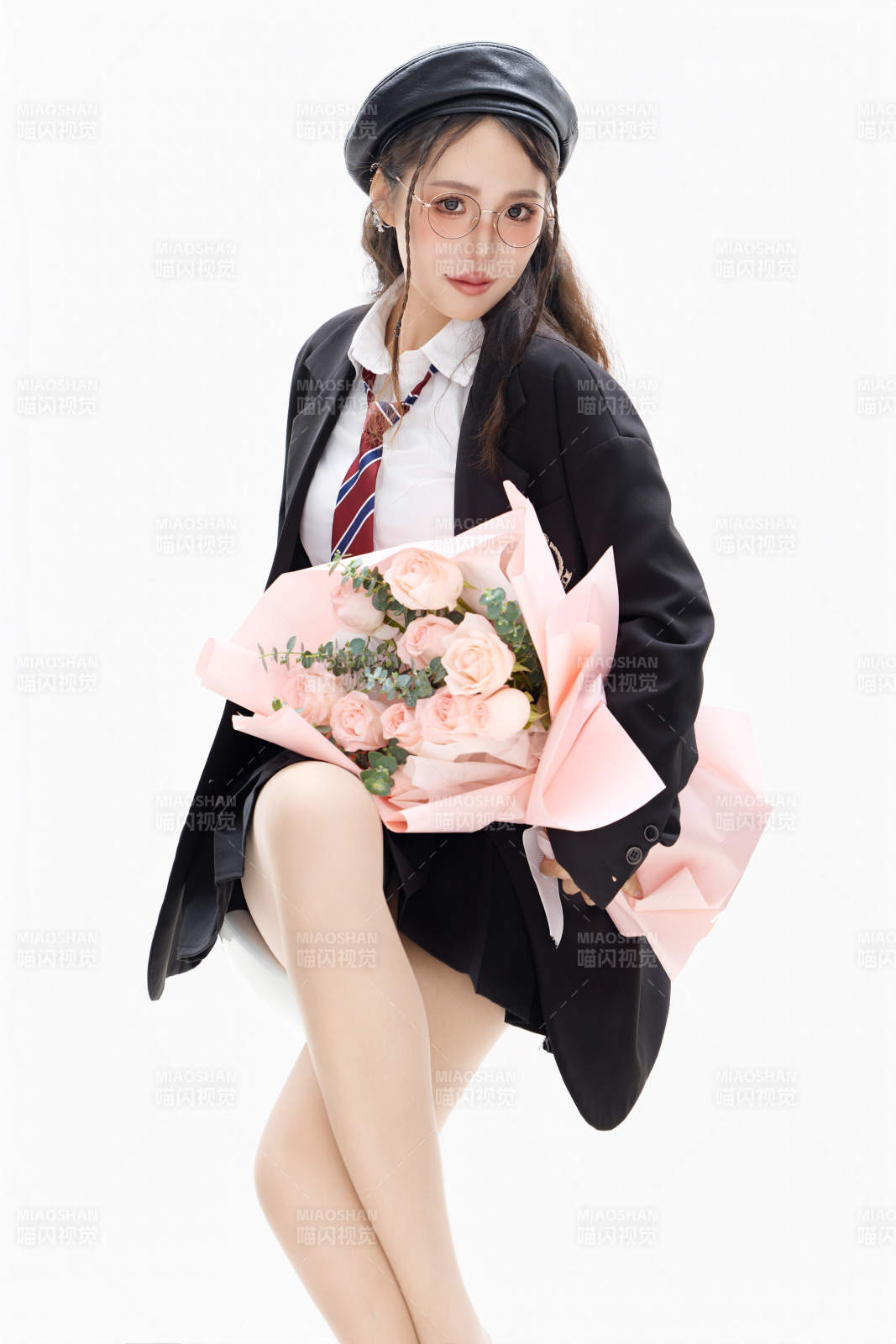 手抱鮮花身穿制服裝扮時尚的亞洲美女