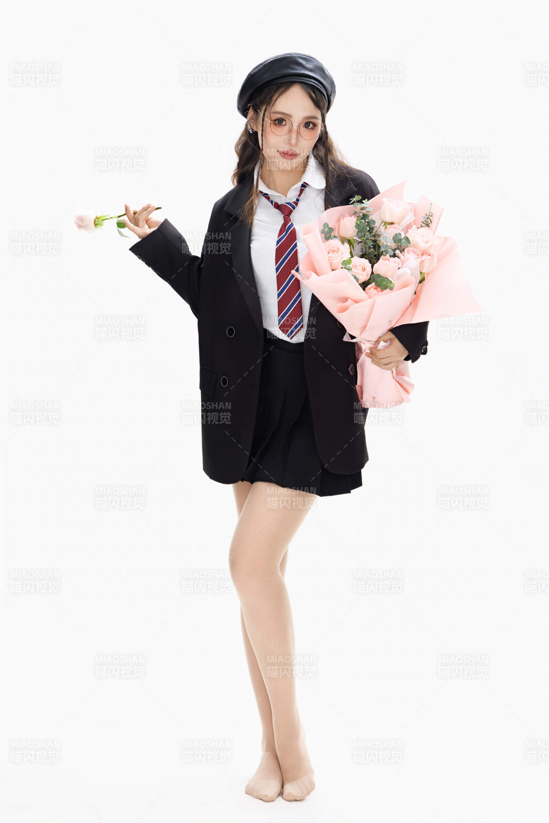 手抱鮮花身穿制服裝扮時尚的亞洲美女