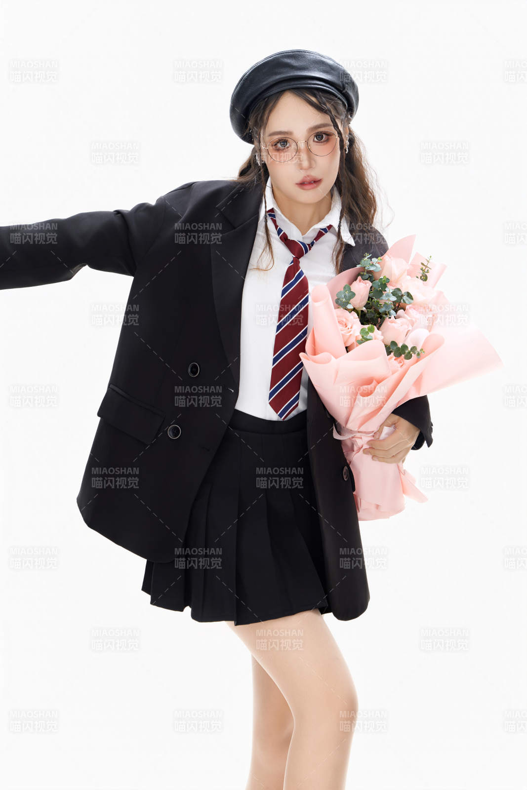 手抱鮮花身穿制服裝扮時(shí)尚的亞洲美女