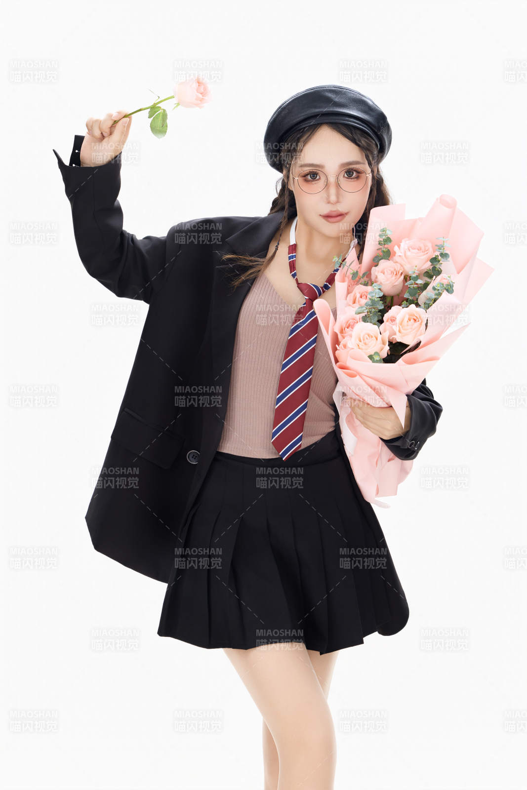 手抱鮮花身穿制服裝扮時尚的亞洲美女