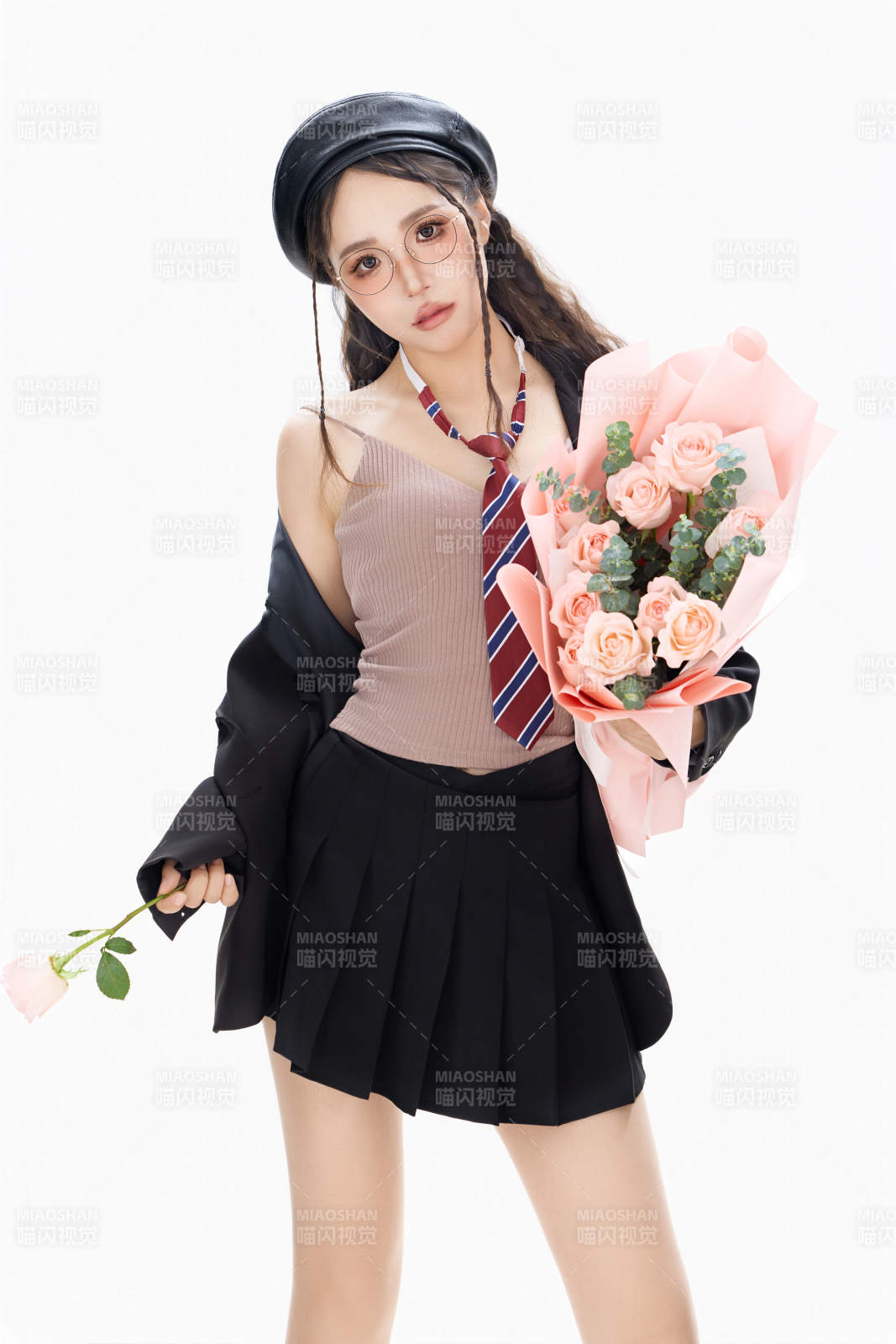 手抱鮮花身穿制服裝扮時尚的亞洲美女