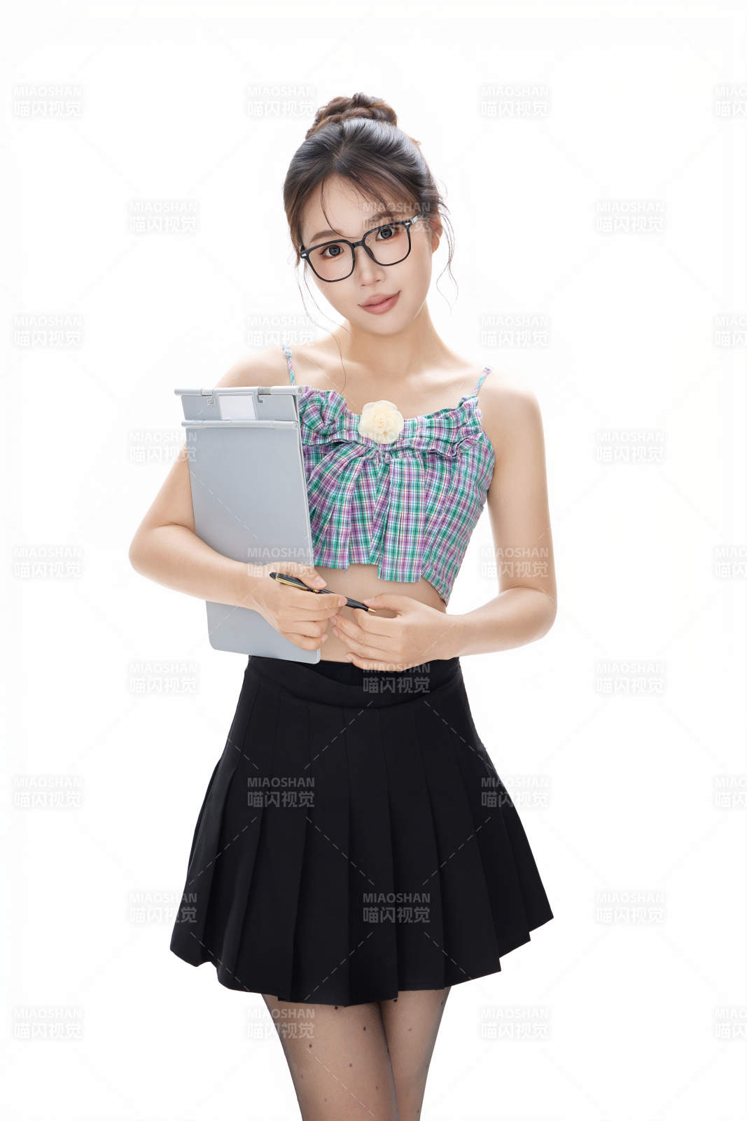 白色背景下青春活力的職業女性形象