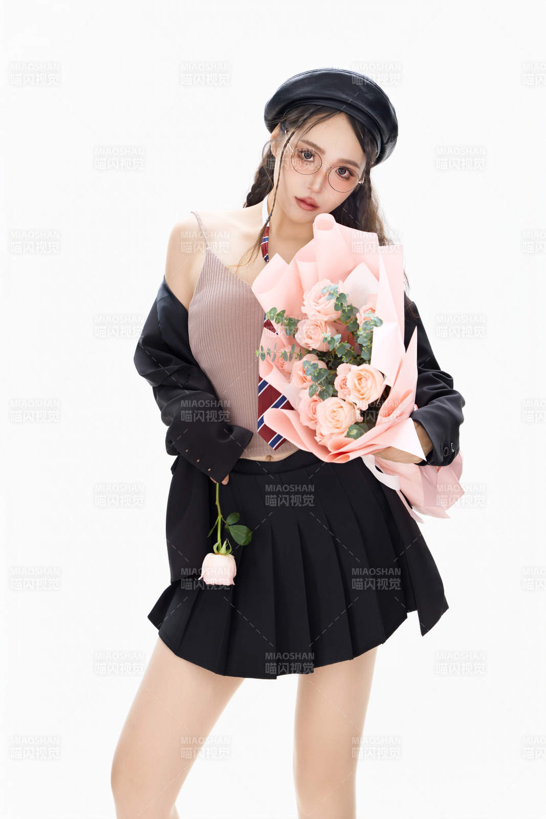 手抱鮮花身穿制服裝扮時尚的亞洲美女