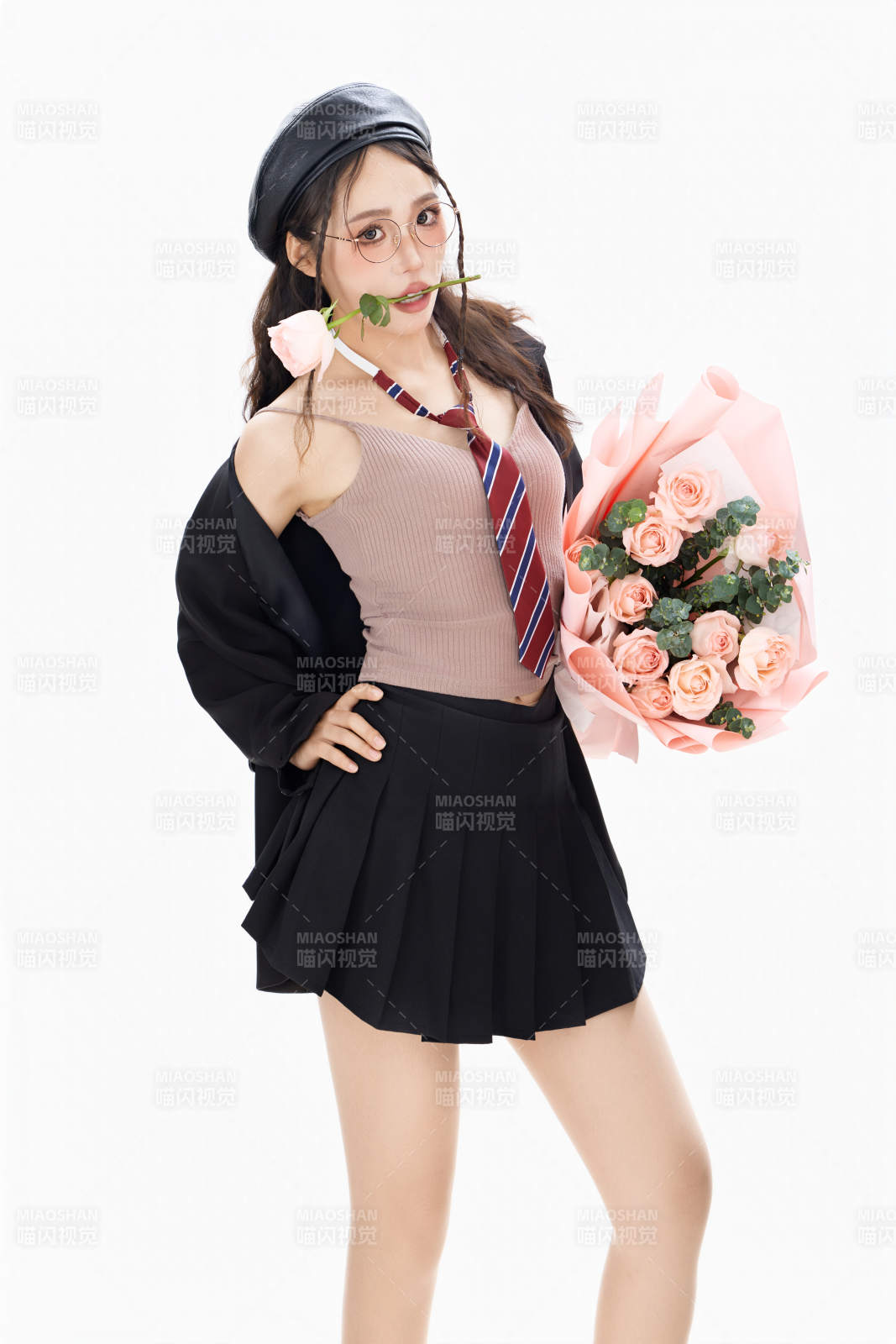 手抱鮮花身穿制服裝扮時尚的亞洲美女