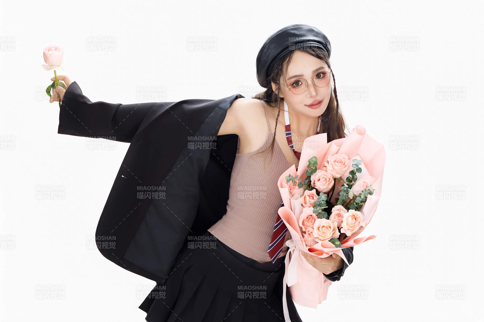 手抱鮮花身穿制服裝扮時尚的亞洲美女