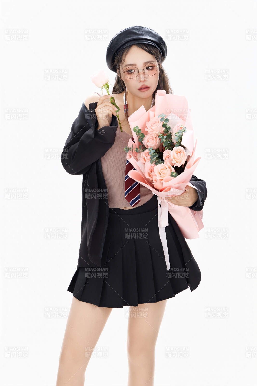 手抱鮮花身穿制服裝扮時尚的亞洲美女