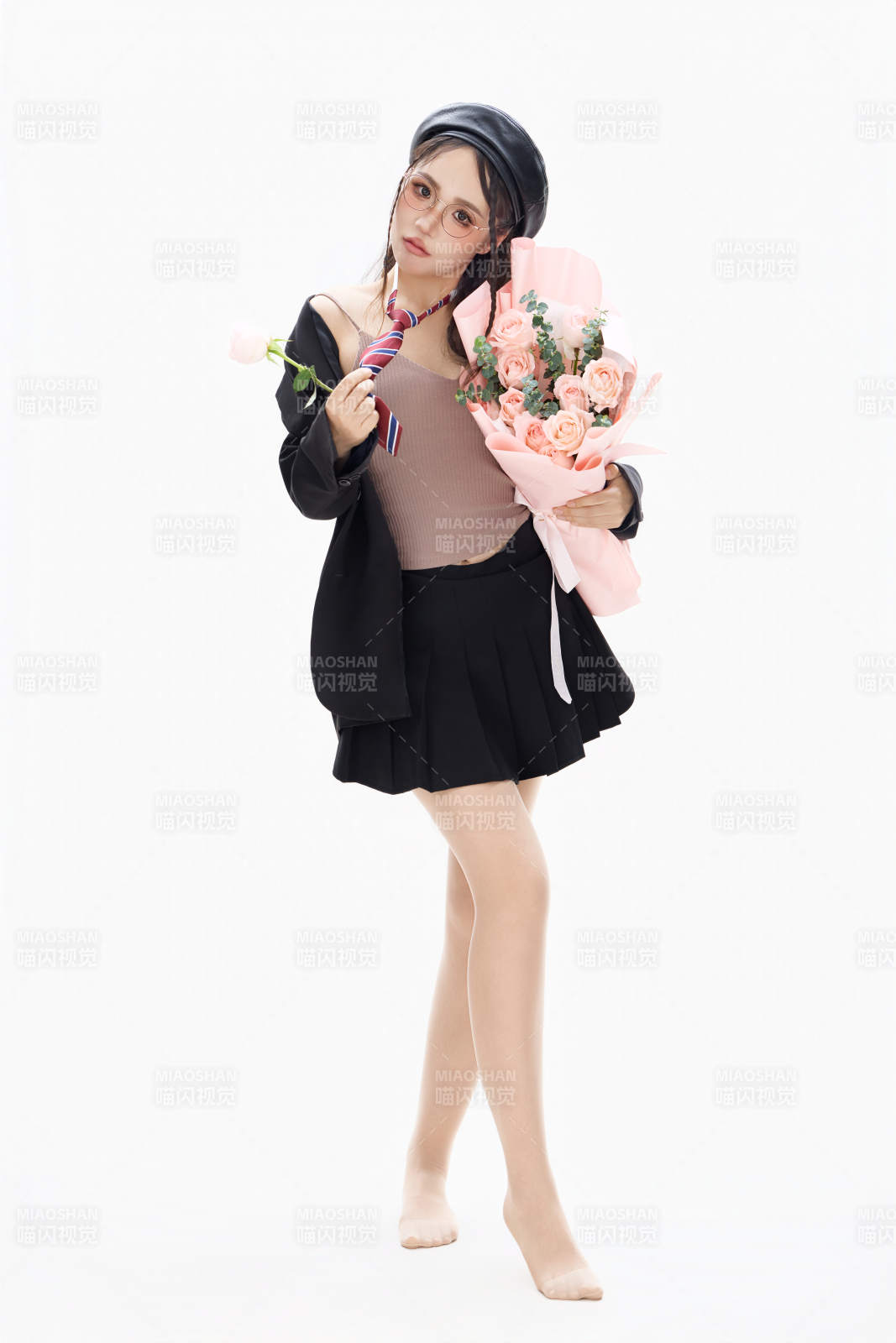 手抱鮮花身穿制服裝扮時尚的亞洲美女