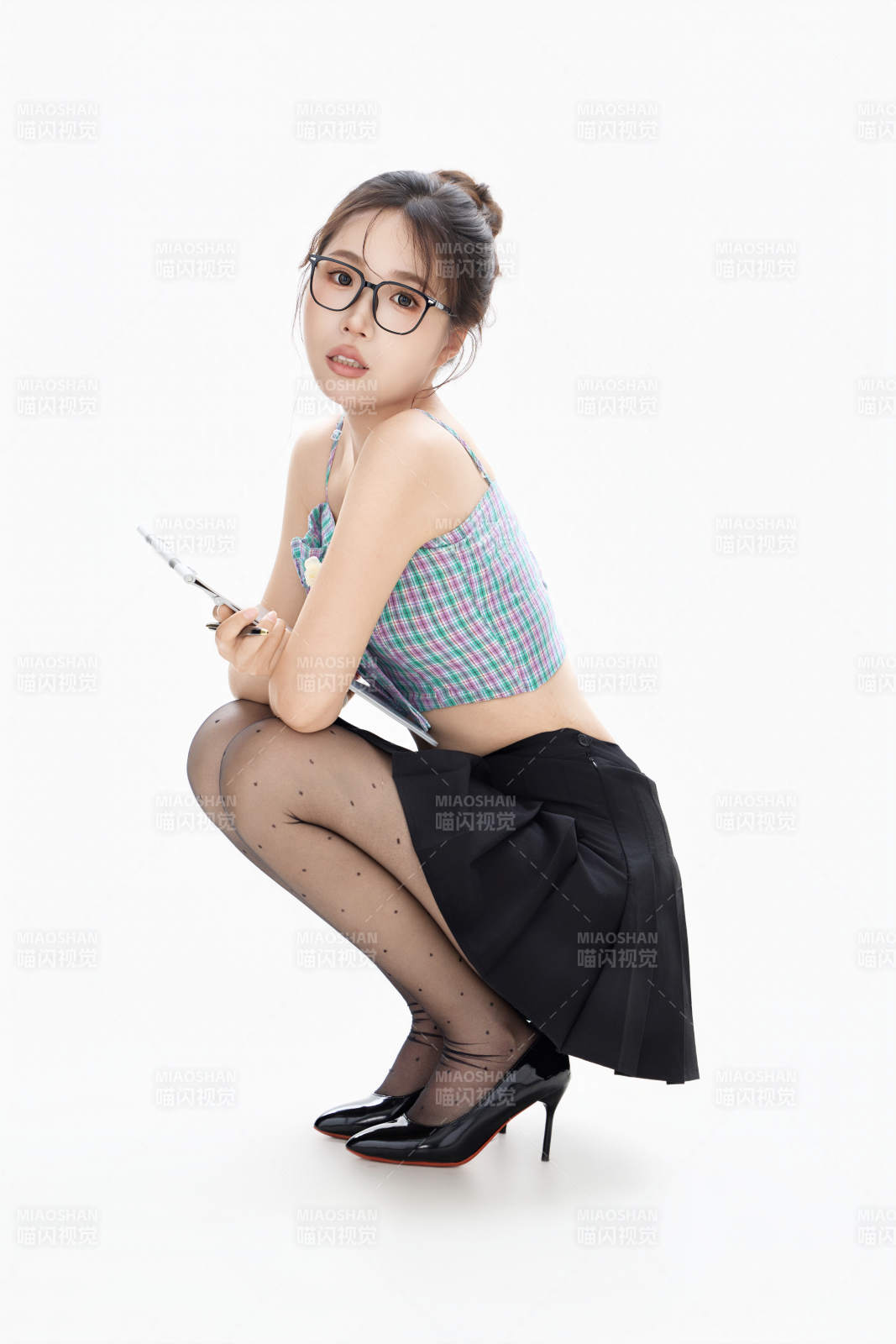 白色背景下青春活力的職業女性形象