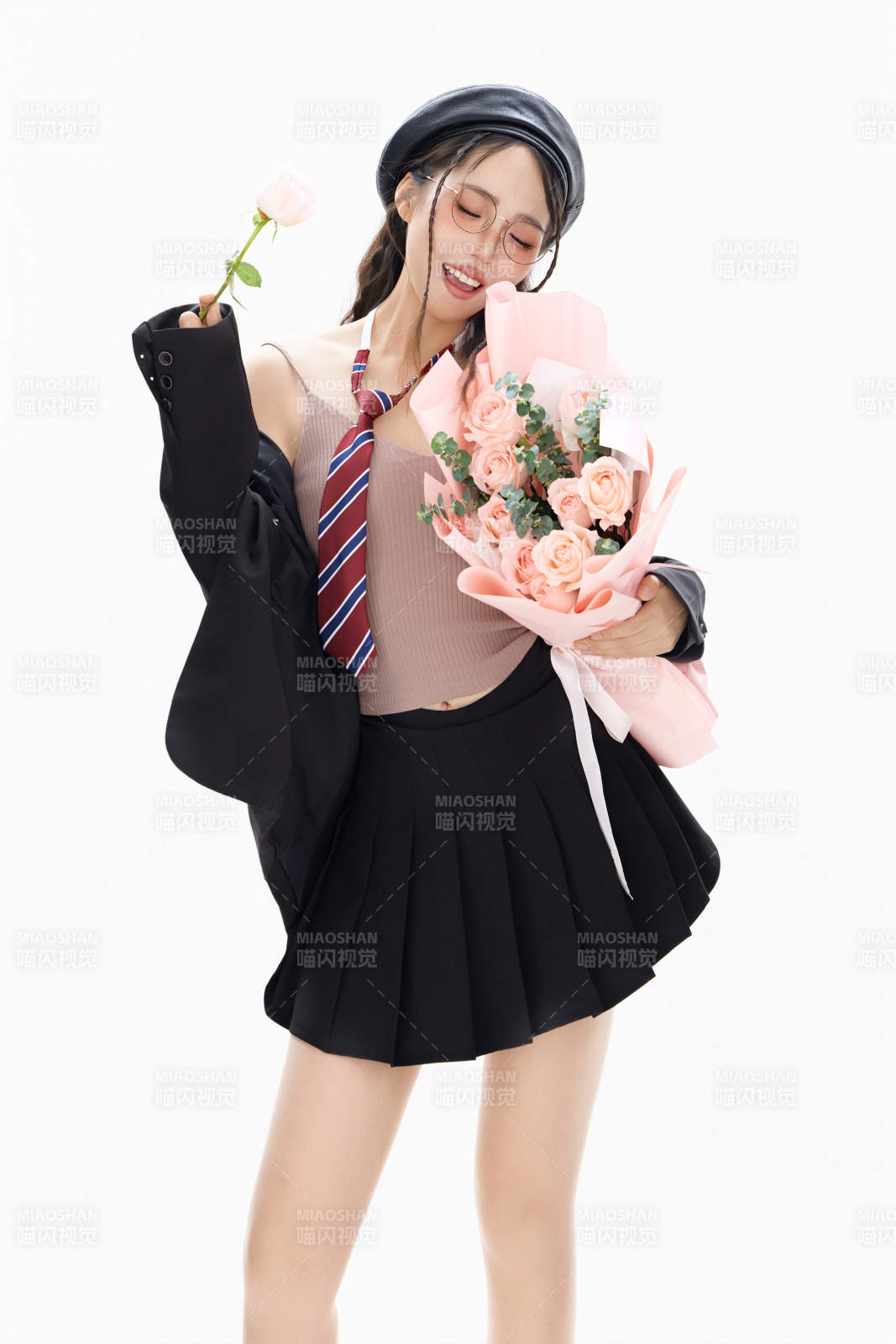 手抱鮮花身穿制服裝扮時尚的亞洲美女