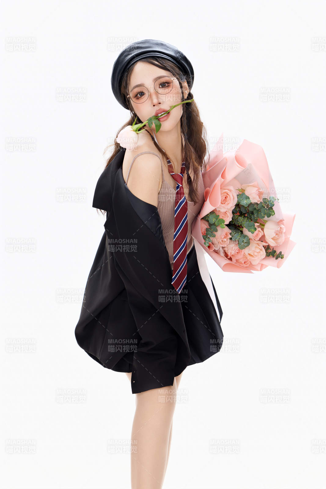 手抱鮮花身穿制服裝扮時(shí)尚的亞洲美女