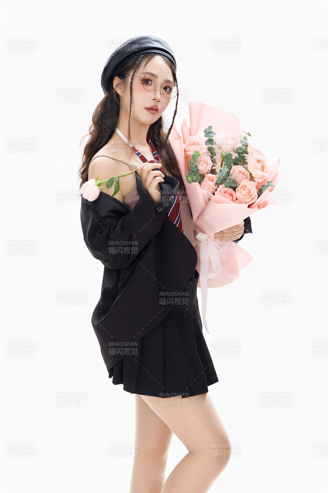 手抱鮮花身穿制服裝扮時尚的亞洲美女