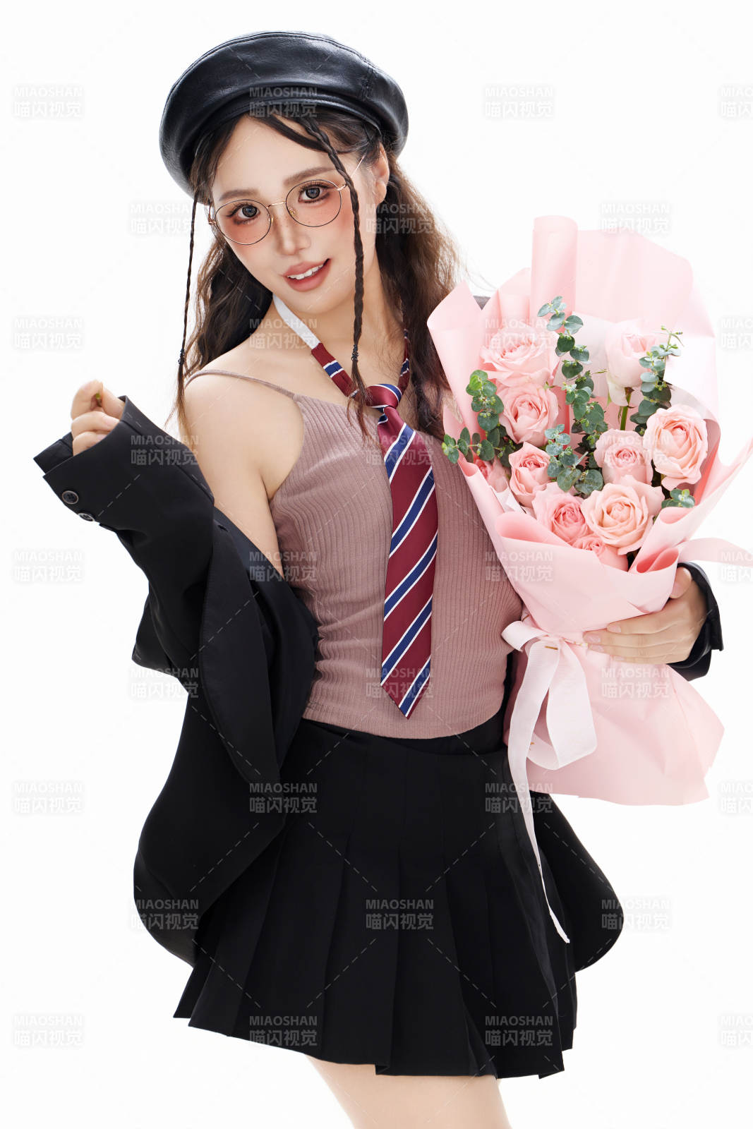 手抱鮮花身穿制服裝扮時尚的亞洲美女