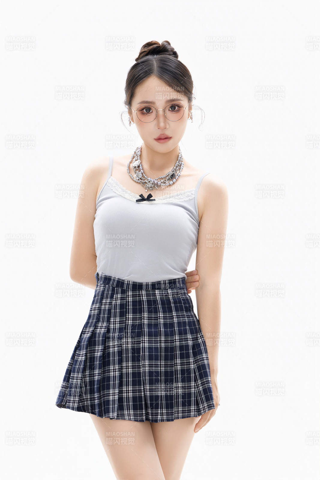 影棚拍攝穿著職業裝的商務女性形象