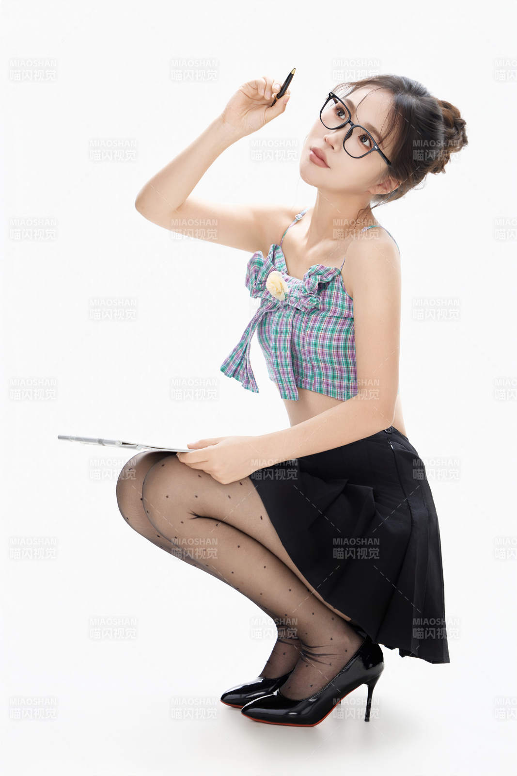 白色背景下青春活力的职业女性形象