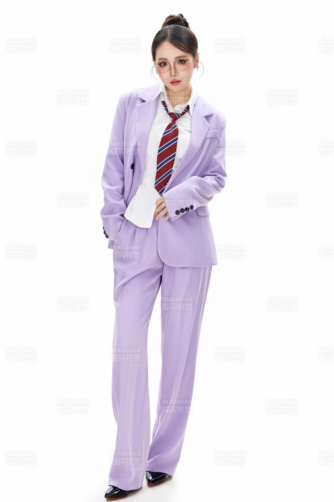 影棚拍攝穿著職業(yè)裝的商務(wù)女性形象