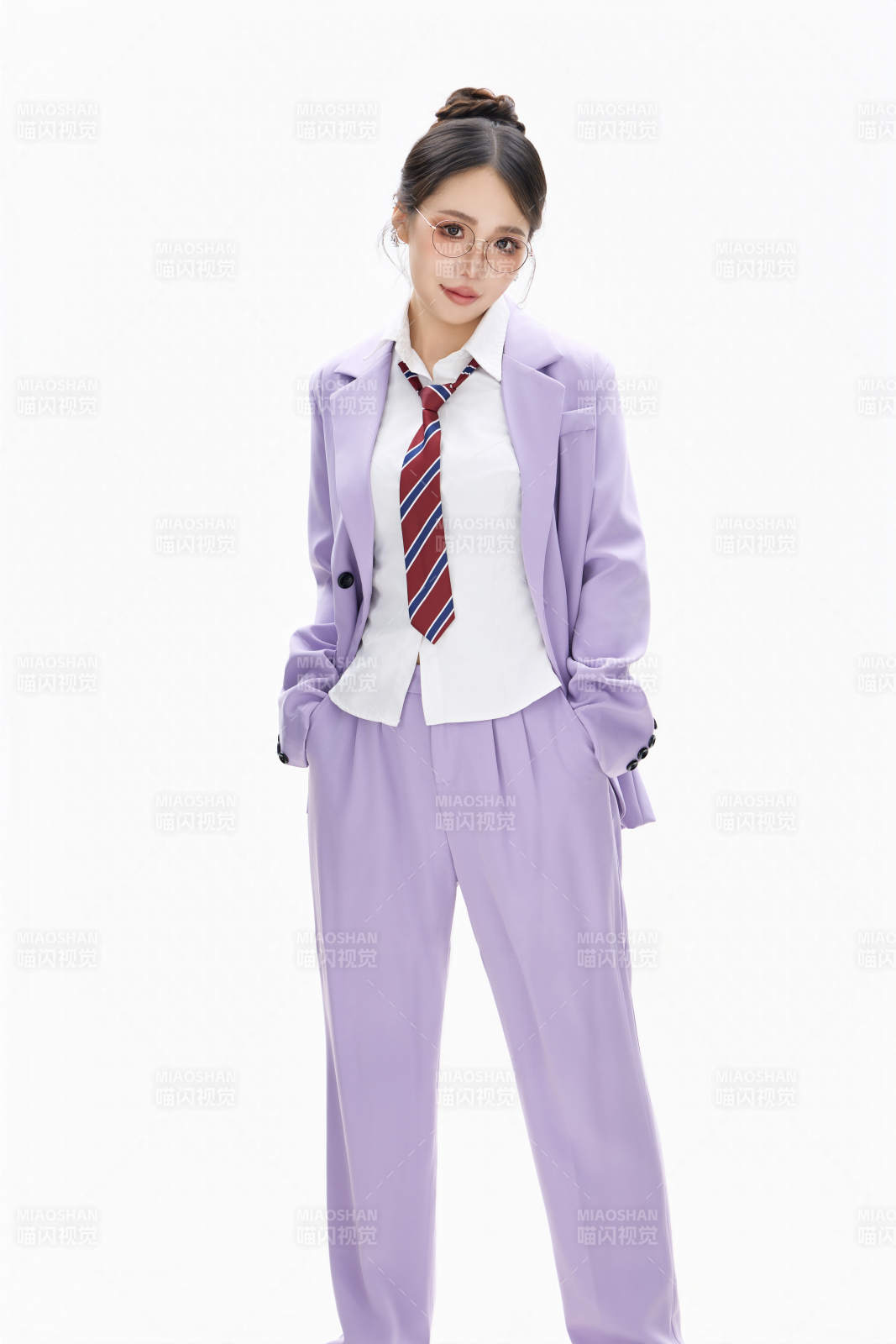 影棚拍摄穿着职业装的商务女性形象