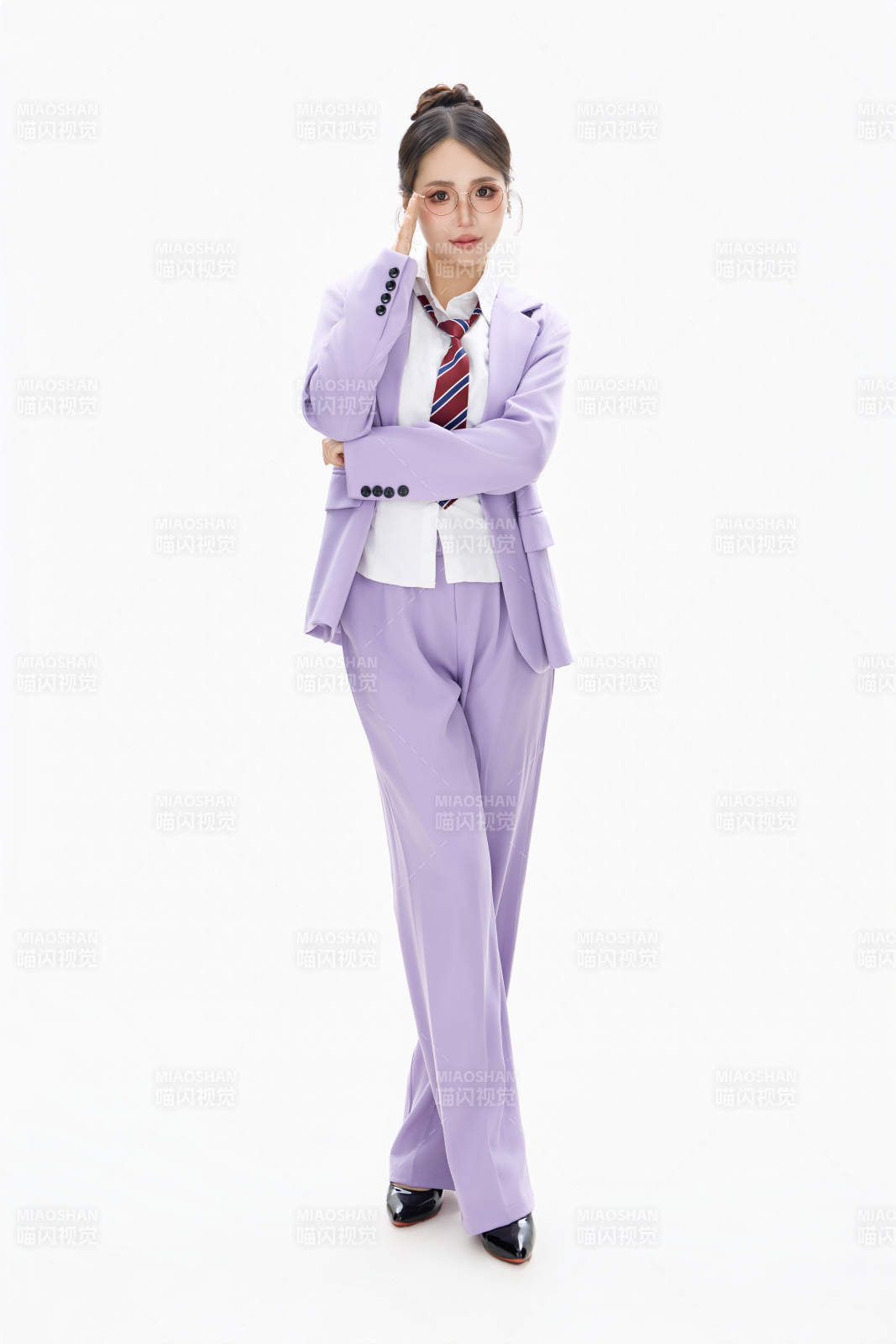 影棚拍攝穿著職業裝的商務女性形象