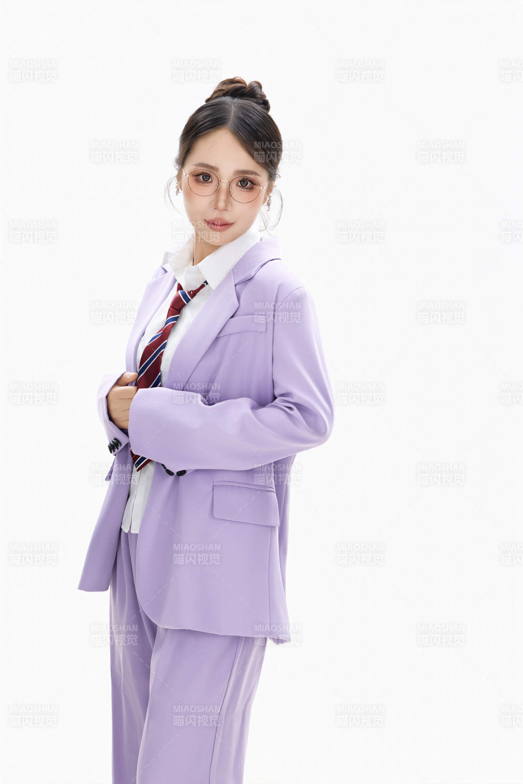 影棚拍摄穿着职业装的商务女性形象