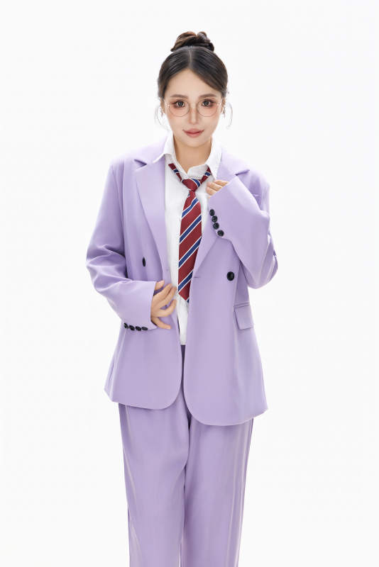 影棚拍摄穿着职业装的商务女性形象