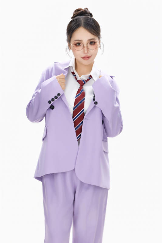 影棚拍摄穿着职业装的商务女性形象