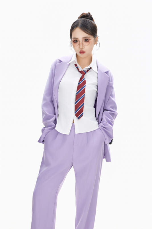 影棚拍摄穿着职业装的商务女性形象