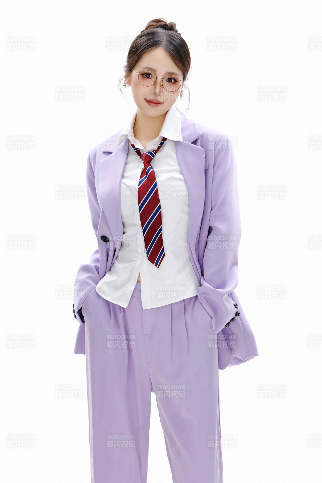 影棚拍摄穿着职业装的商务女性形象