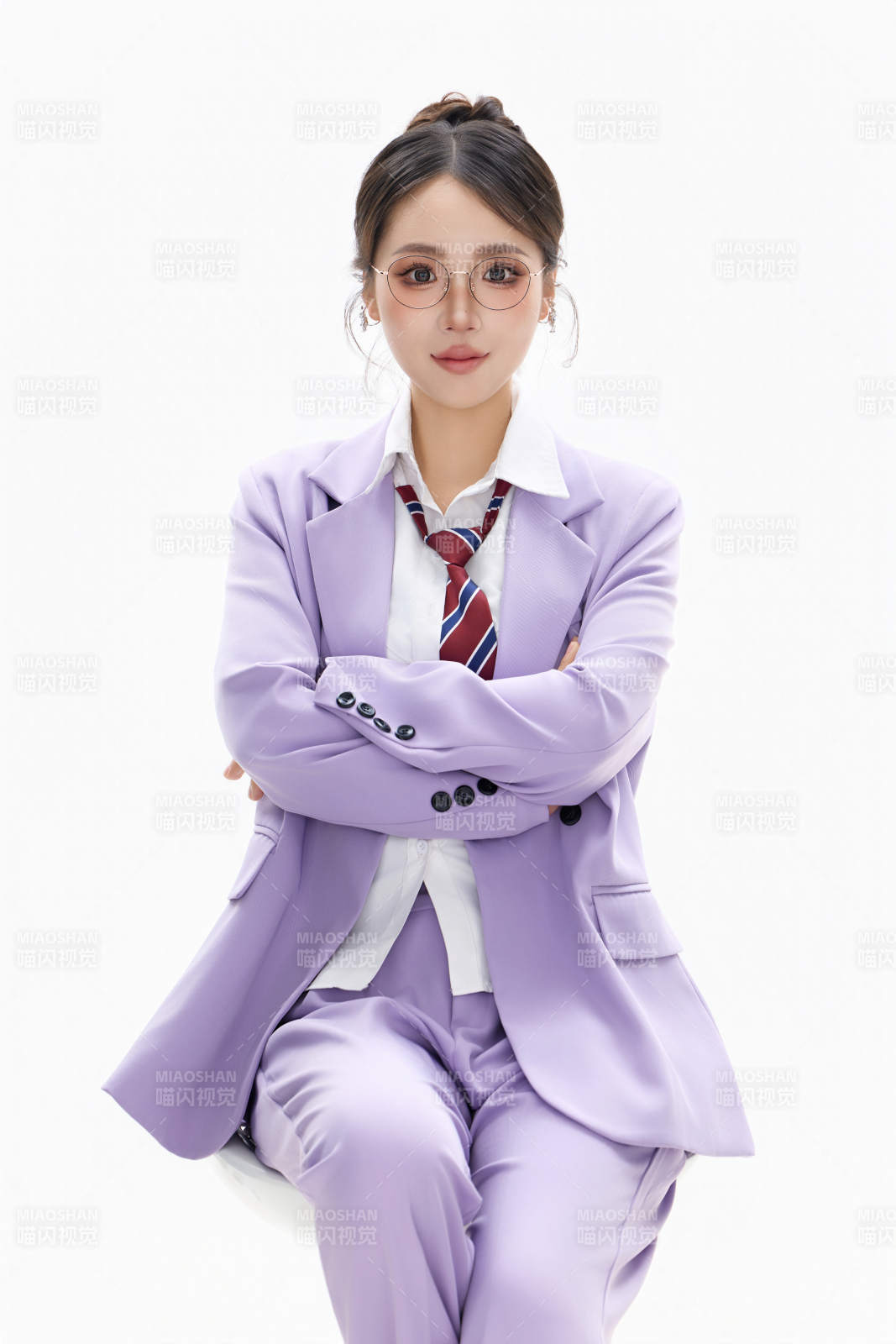 影棚拍攝穿著職業(yè)裝的商務(wù)女性形象