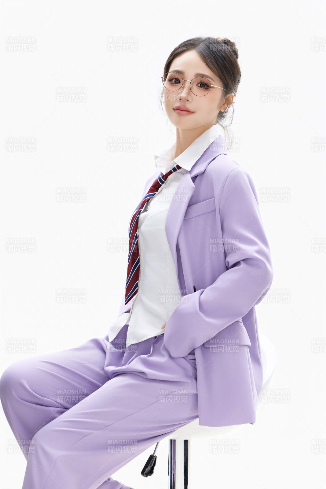 影棚拍攝穿著職業裝的商務女性形象