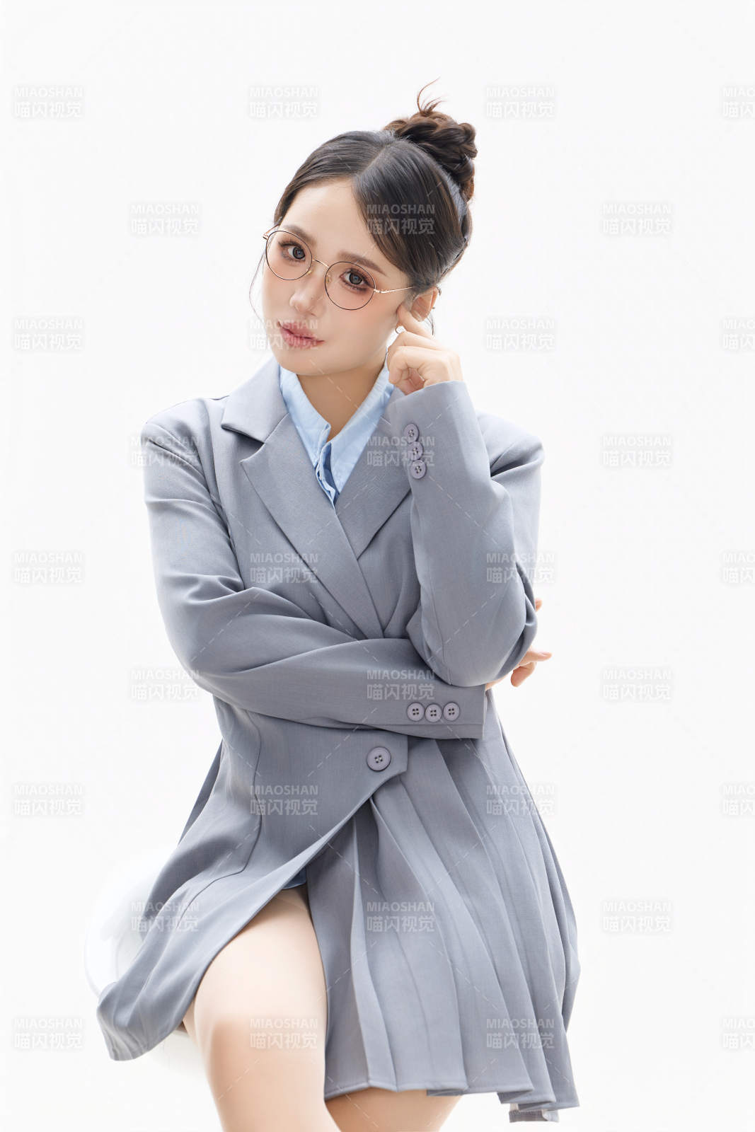 影棚拍攝穿著職業裝的商務女性形象