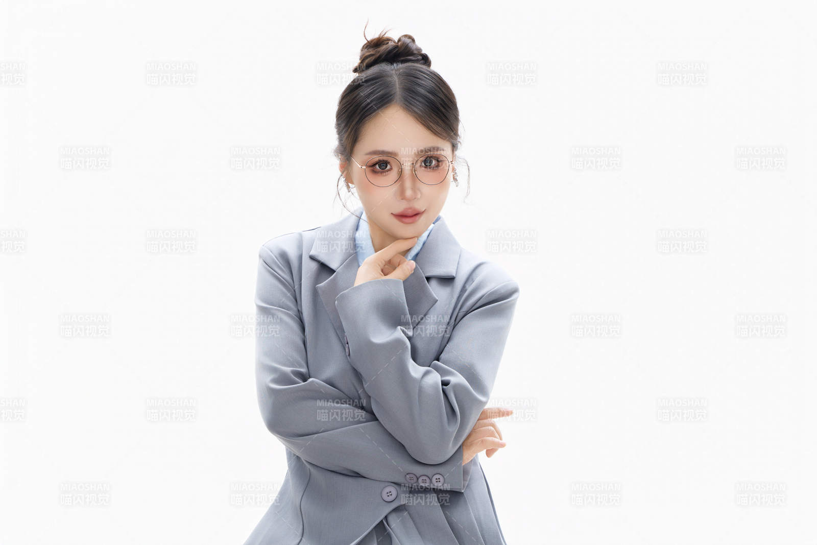 影棚拍攝穿著職業裝的商務女性形象