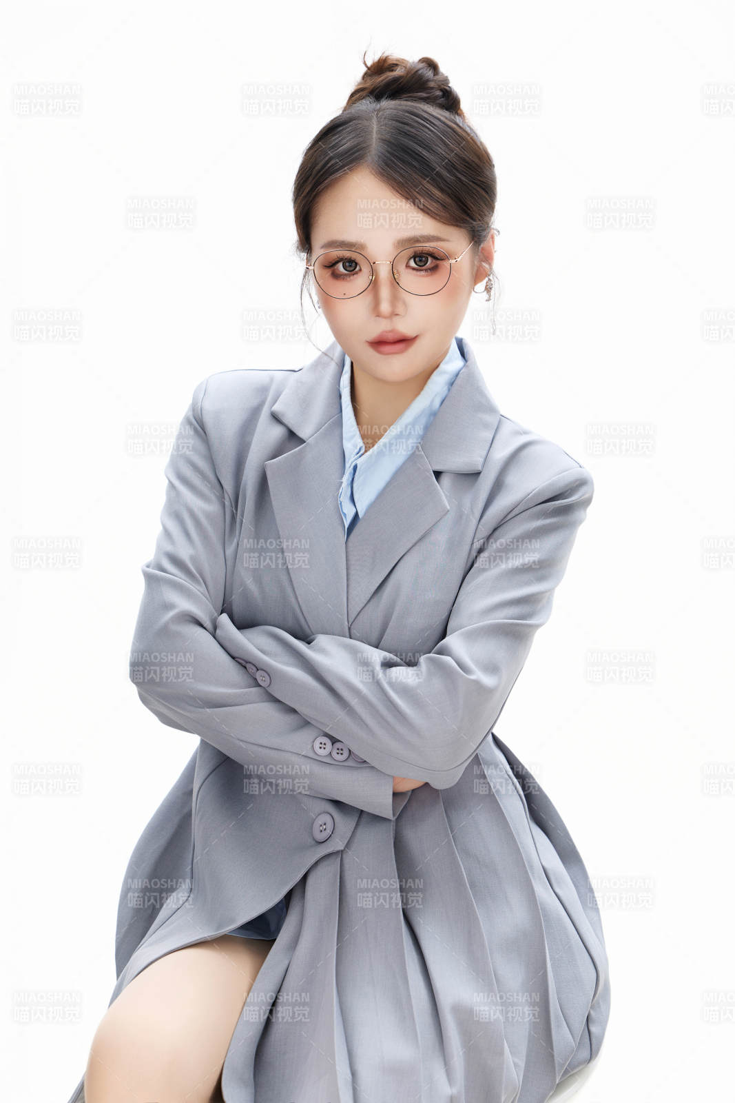 影棚拍攝穿著職業(yè)裝的商務(wù)女性形象