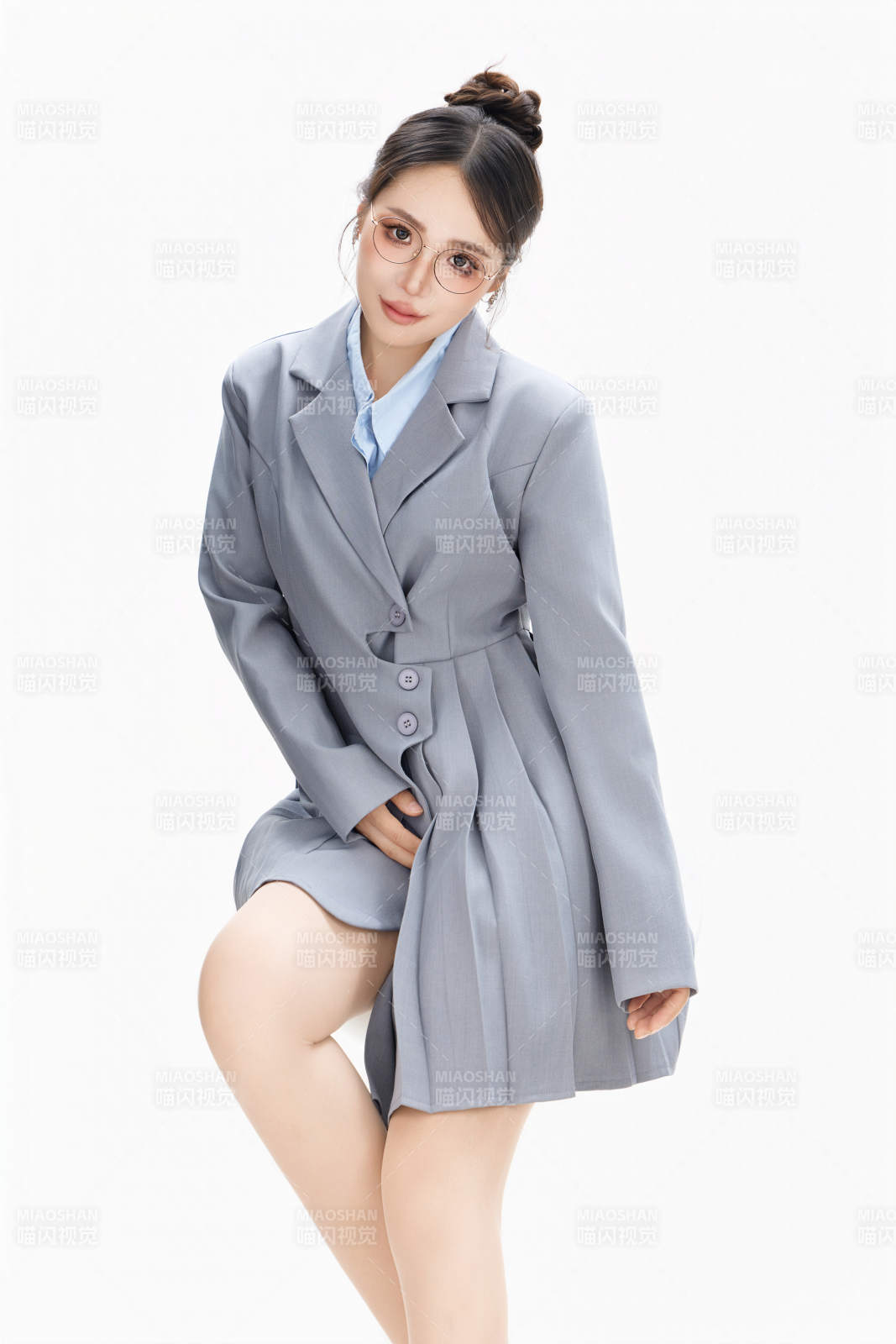 影棚拍攝穿著職業裝的商務女性形象